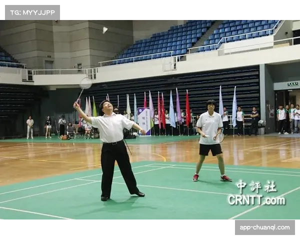 黄彦荣在昆山垒球场指导台商球队训练，两岸体育交流缩影